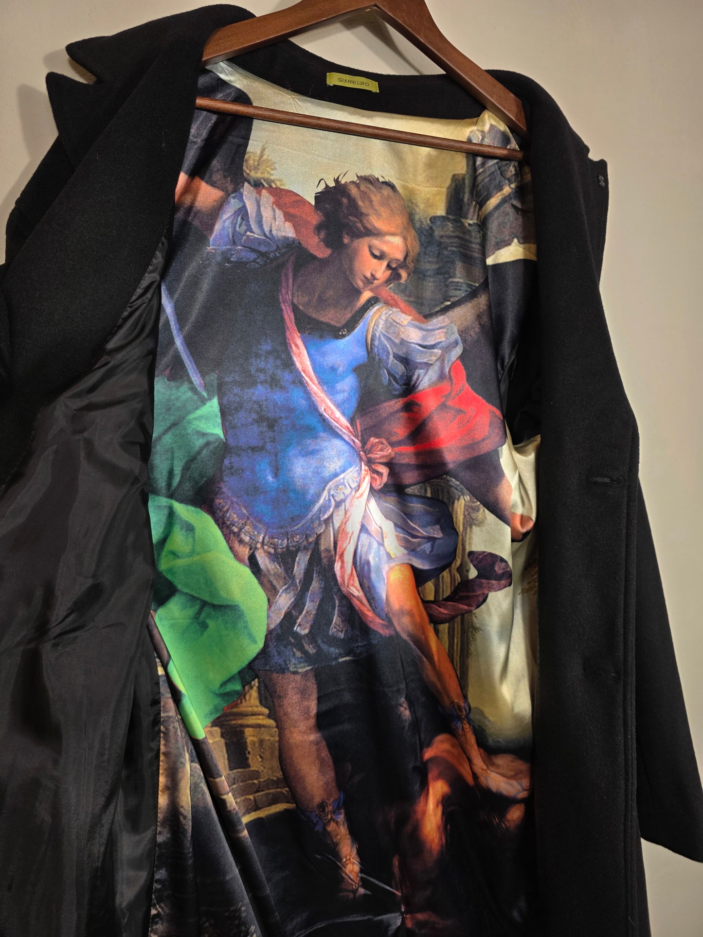 Lange Zwarte Wollen Herenmantel – Tijdloze Klasse met Bijzonder Detail