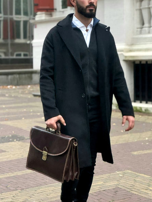 Lange Zwarte Wollen Herenmantel – Tijdloze Klasse met Bijzonder Detail